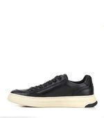 Zapatilla-de-cuero-clasica-negra-con-base-beige-cocida.jpg