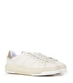 Zapatillas-urbanas-de-cuero-blanco-con-base-combinada.jpg