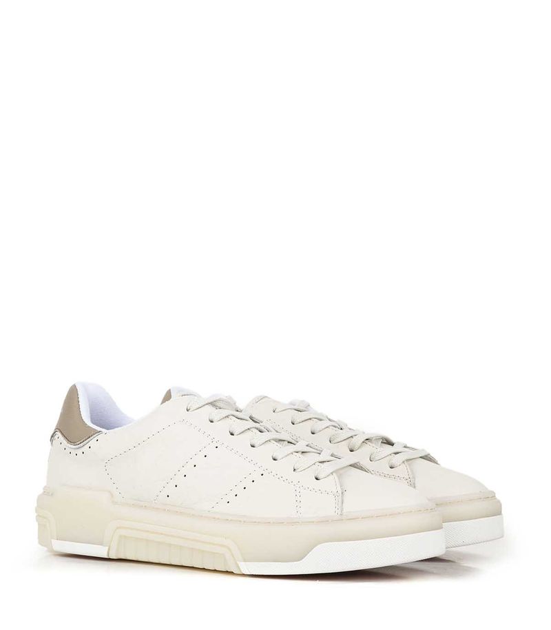 Zapatillas-urbanas-de-cuero-blanco-con-base-combinada.jpg