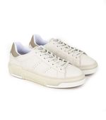 Zapatillas-urbanas-de-cuero-blanco-con-base-combinada.jpg