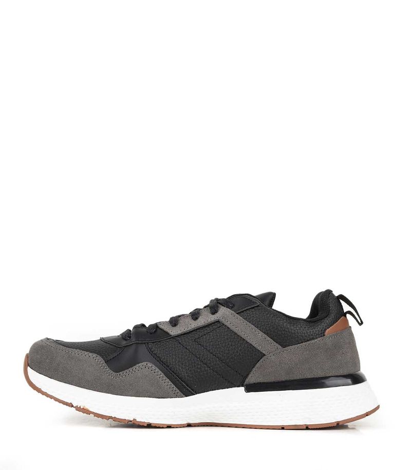 Zapatillas-urbanas-con-recortes-de-simil-en-negro.jpg