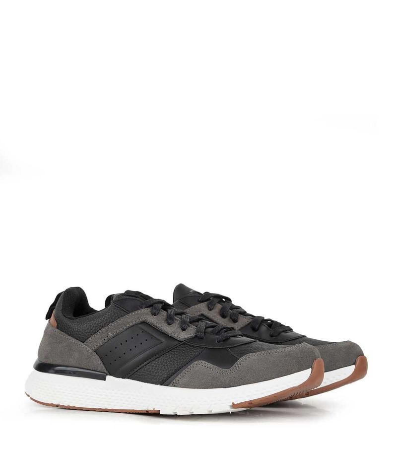 Zapatillas-urbanas-con-recortes-de-simil-en-negro.jpg
