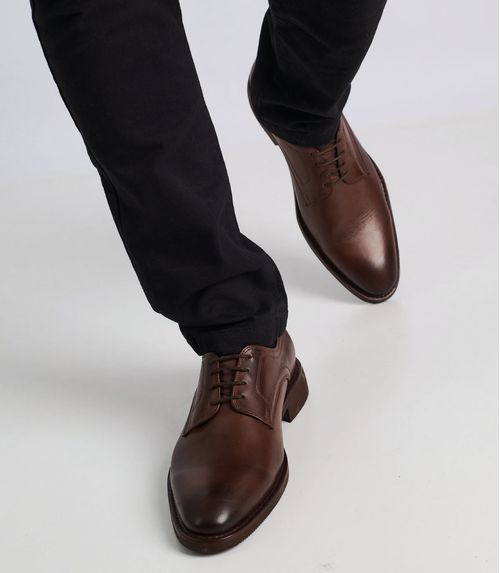 Zapato de vestir en cuero marrón con base cocida