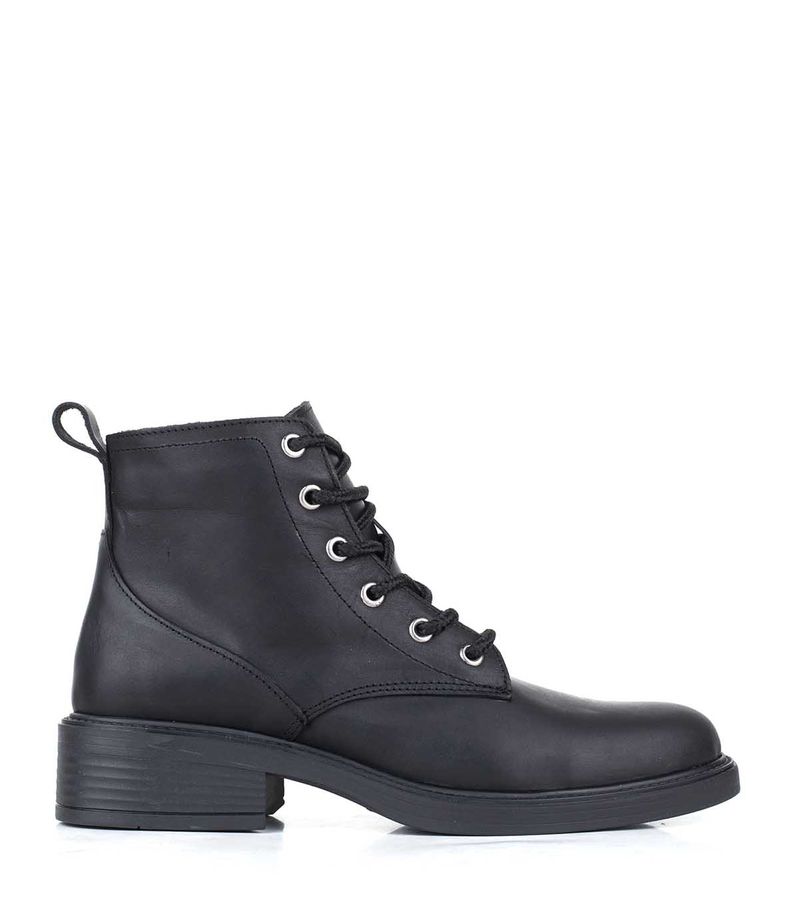 Borcego-clasico-en-cuero-negro-con-cordones.jpg