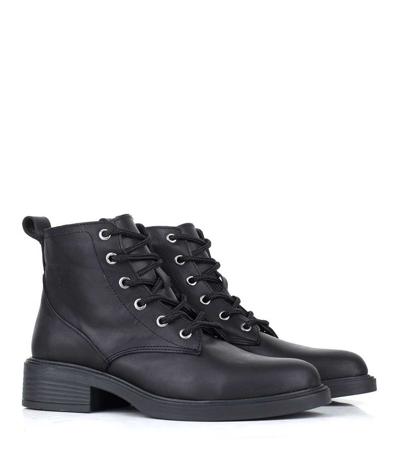 Borcego-clasico-en-cuero-negro-con-cordones.jpg