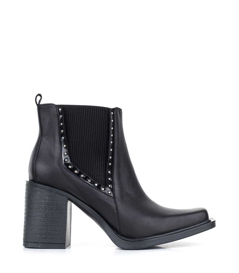 Bota-de-cuero-negro-con-detalle-en-charol-y-tachas.jpg