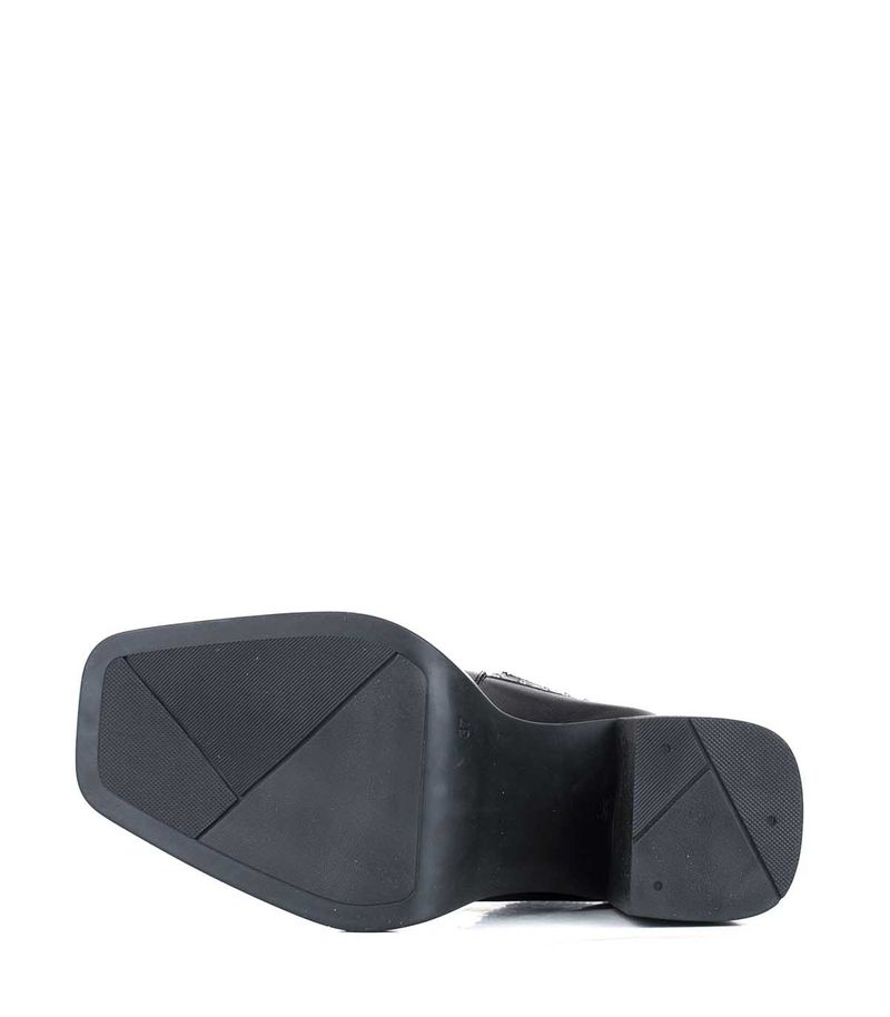 Bota-de-cuero-negro-con-detalle-en-charol-y-tachas.jpg