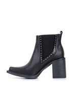 Bota-de-cuero-negro-con-detalle-en-charol-y-tachas.jpg