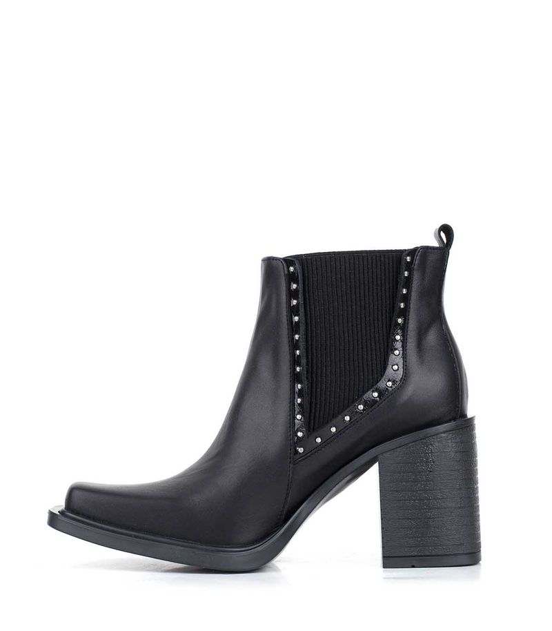 Bota-de-cuero-negro-con-detalle-en-charol-y-tachas.jpg