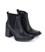 Bota-de-cuero-negro-con-detalle-en-charol-y-tachas.jpg