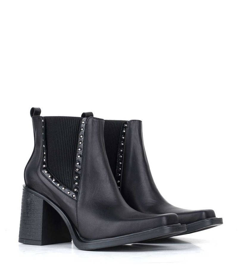 Bota-de-cuero-negro-con-detalle-en-charol-y-tachas.jpg