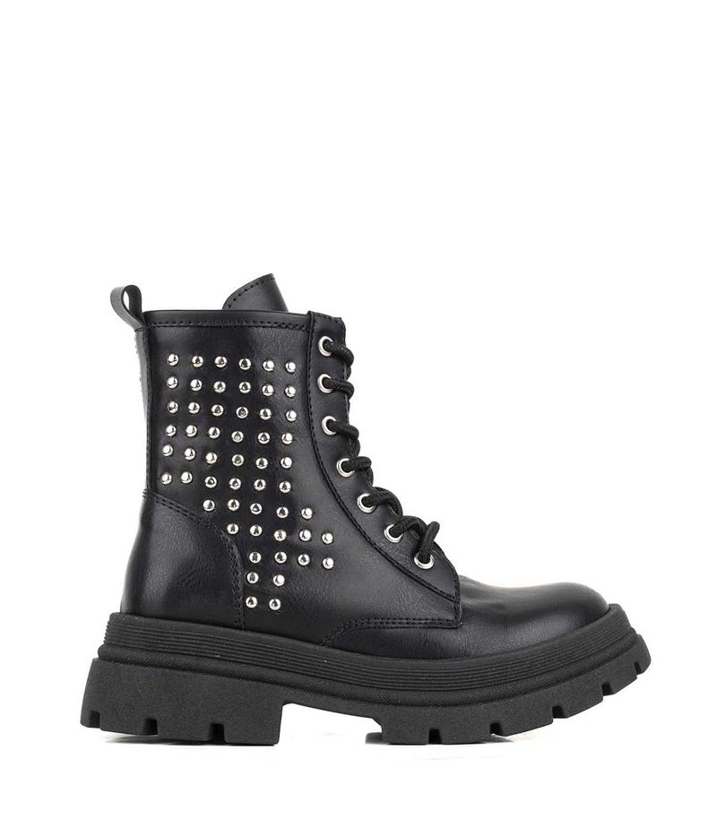 Borcego-negro-de-niña-con-tachas-y-base-chunky.jpg