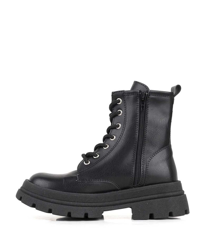 Borcego-negro-de-niña-con-tachas-y-base-chunky.jpg