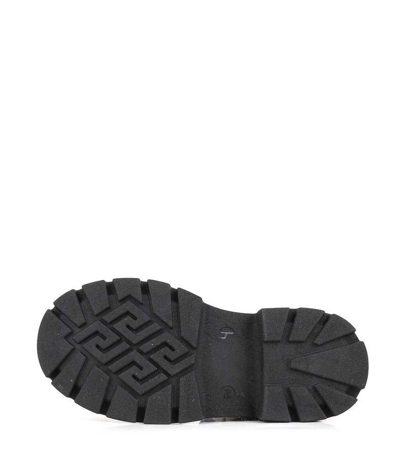 Borcego-negro-de-niña-con-tachas-y-base-chunky.jpg