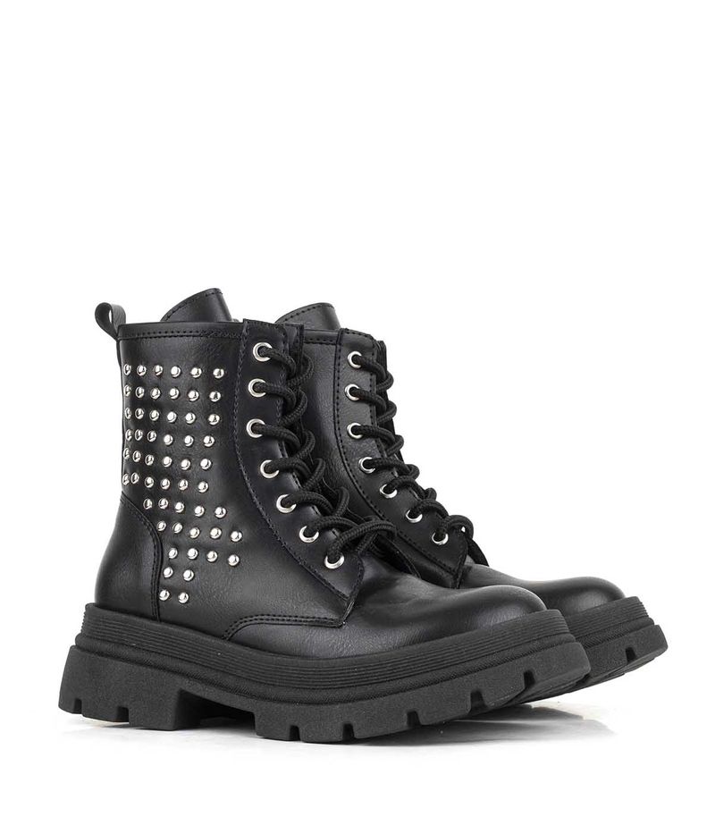 Borcego-negro-de-niña-con-tachas-y-base-chunky.jpg