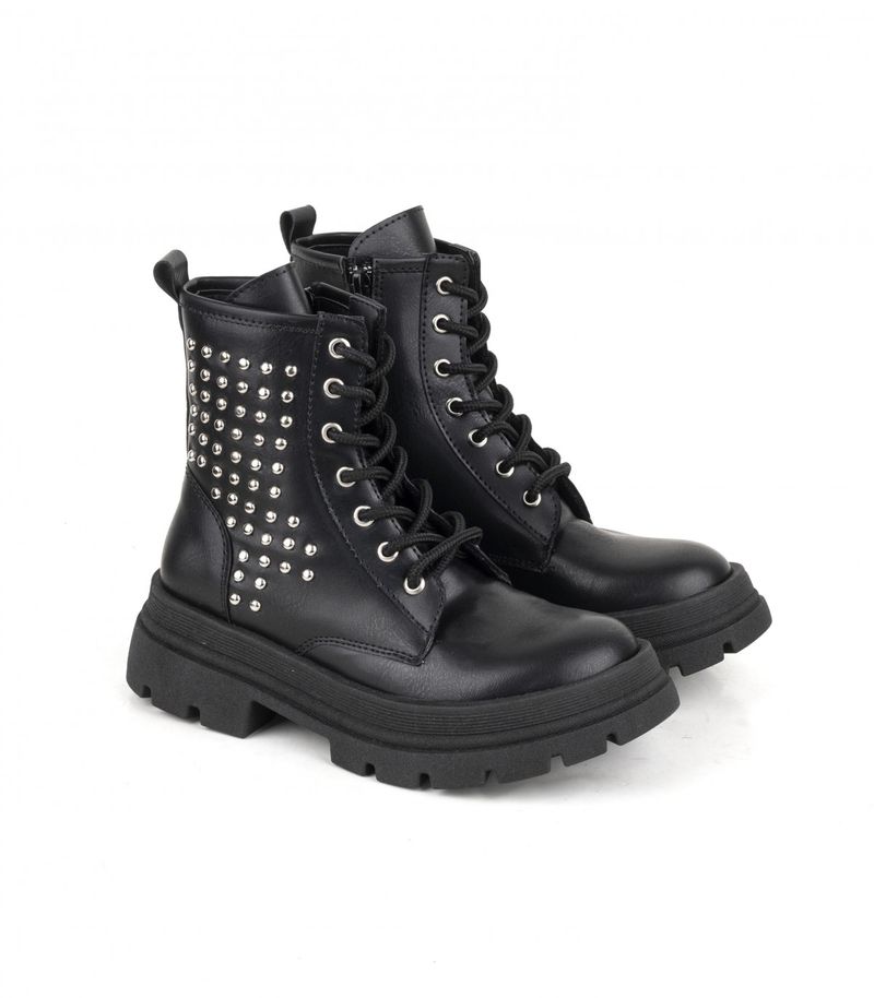 Borcego-negro-de-niña-con-tachas-y-base-chunky.jpg