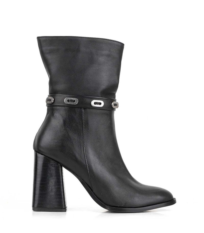 Bota-de-cuero-caña-media-en-negro.jpg