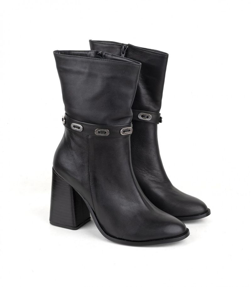 Bota-de-cuero-caña-media-en-negro.jpg