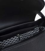 Cartera-negra-de-simil-cuero-con-solapa.jpg