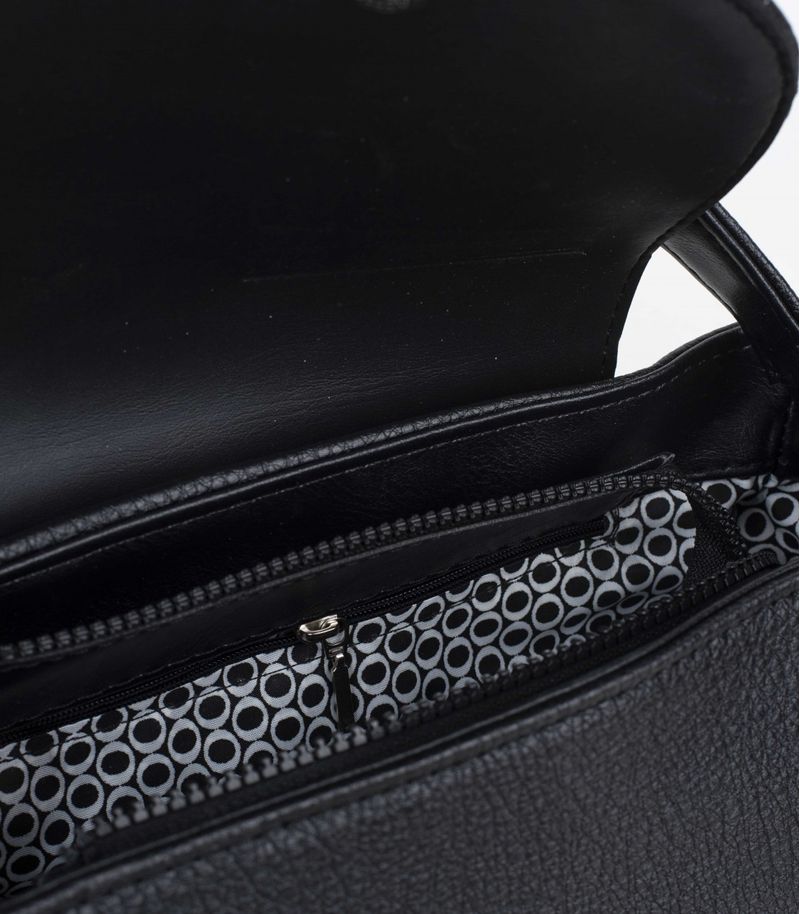 Cartera-negra-de-simil-cuero-con-solapa.jpg