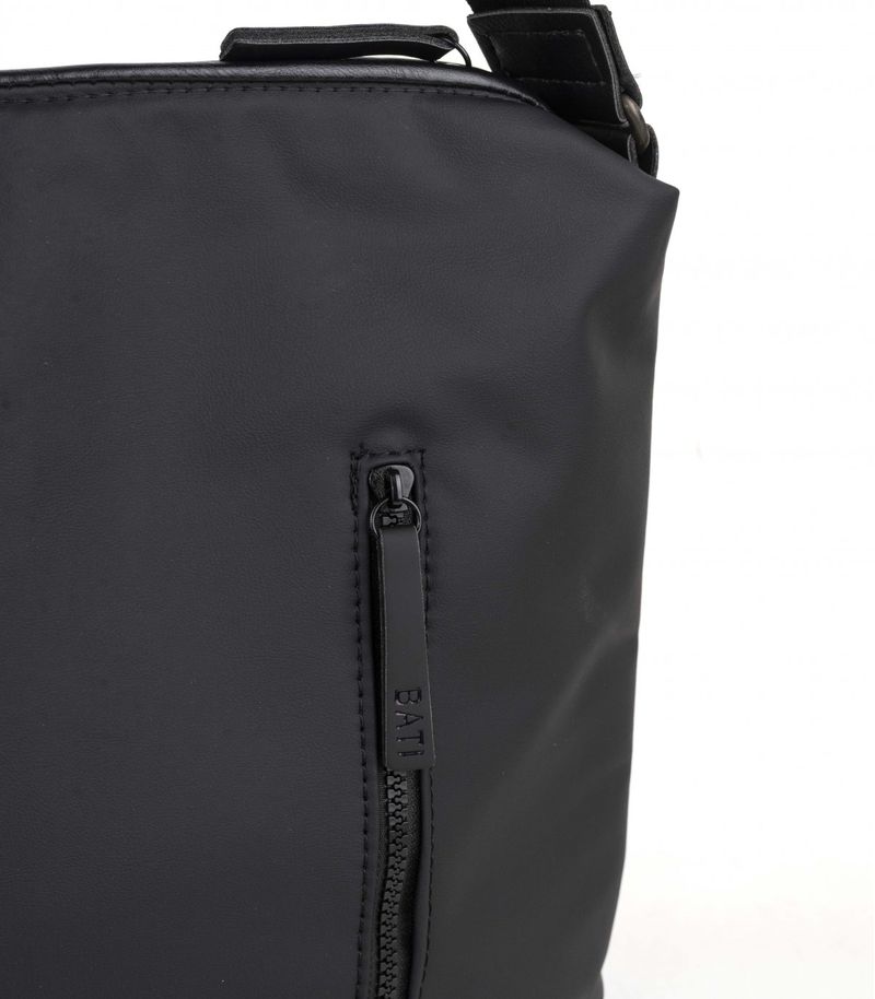 Cartera-BATI-en-simil-cuero-negro-con-tira-regulable.jpg