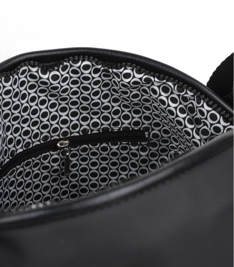 Cartera-BATI-en-simil-cuero-negro-con-tira-regulable.jpg