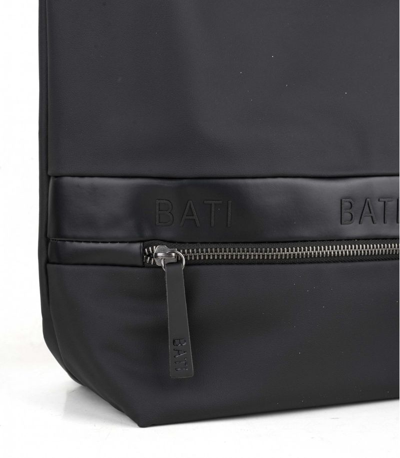 Cartera-BATI-en-simil-cuero-negro-con-tira-regulable.jpg