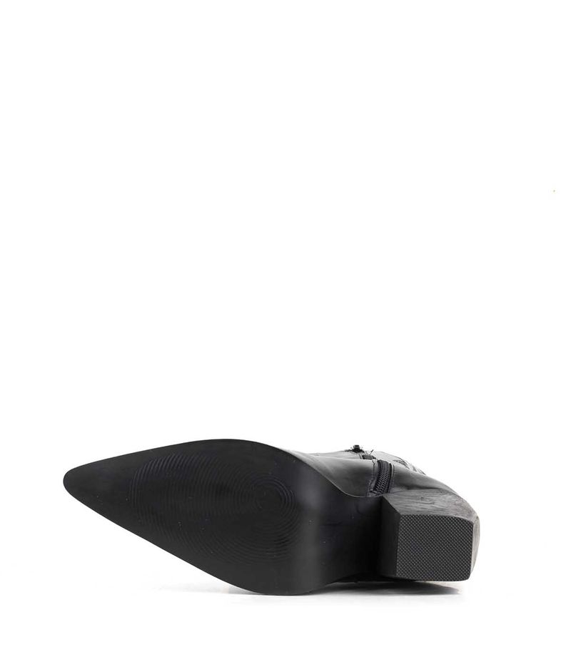 Texanas-altas-de-cuero-negro-con-bordados.jpg