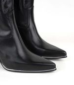 Texanas-altas-de-cuero-negro-con-bordados.jpg