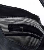 Cartera-de-cuero-negra-con-manija-y-detalle-de-trebol.jpg