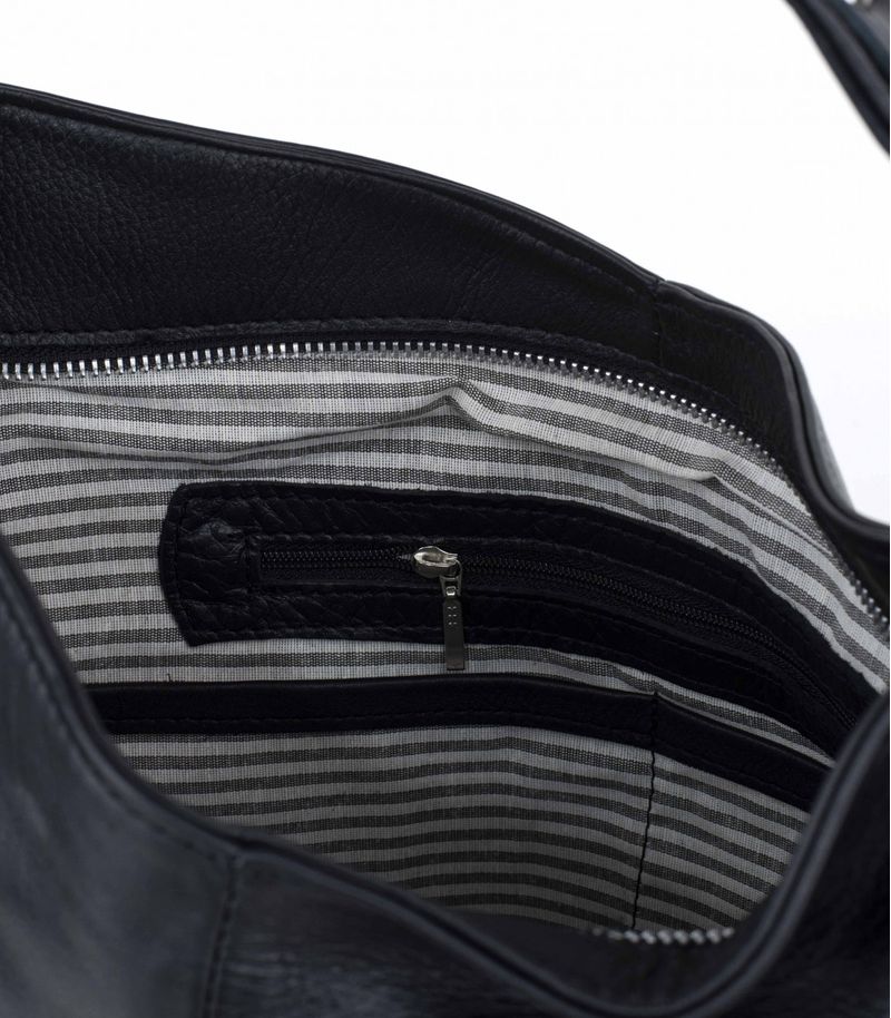 Cartera-de-cuero-negra-con-manija-y-detalle-de-trebol.jpg