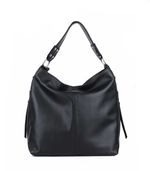 Cartera-de-cuero-negra-con-manija-y-detalle-de-trebol.jpg