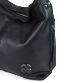 Cartera-de-cuero-negra-con-manija-y-detalle-de-trebol.jpg