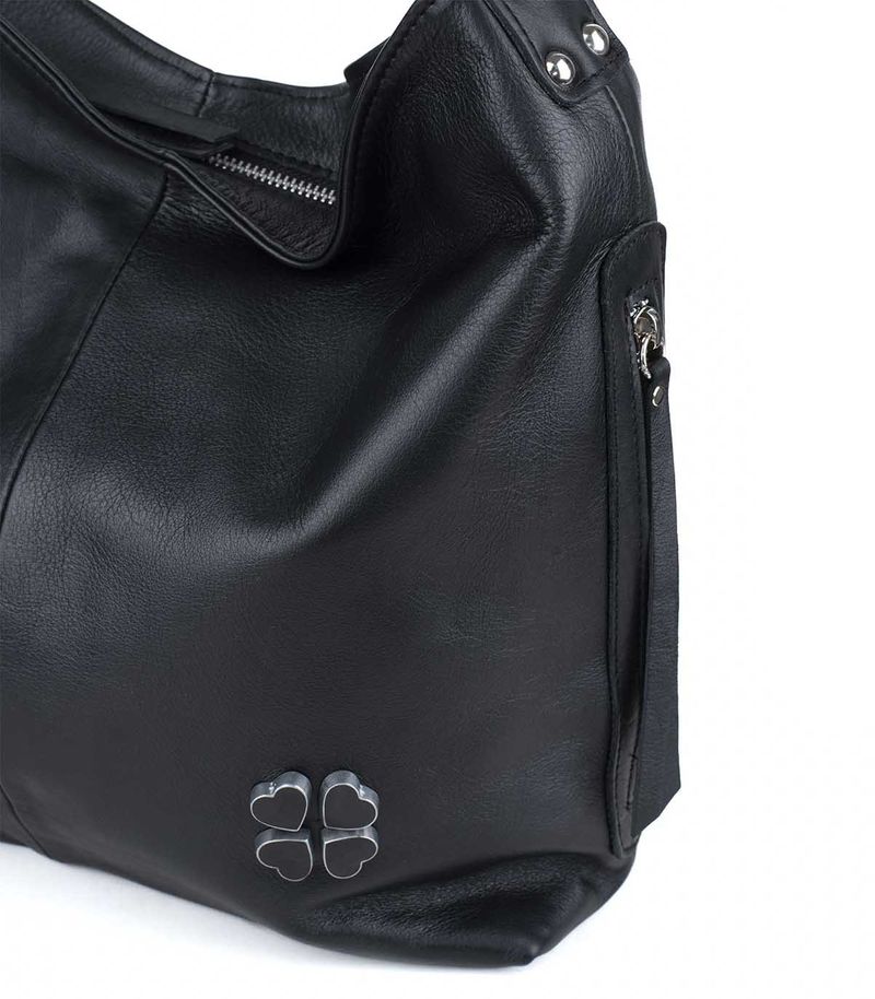 Cartera-de-cuero-negra-con-manija-y-detalle-de-trebol.jpg