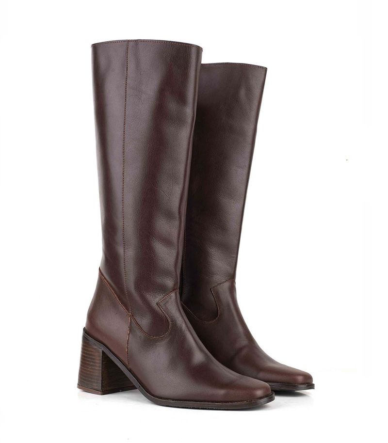 Botas-altas-clasicas-de-cuero-chocolate.jpg