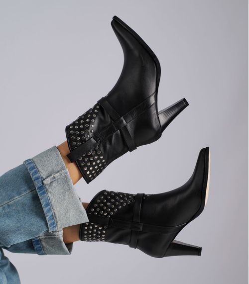 Bota texana de cuero en negro con tachas