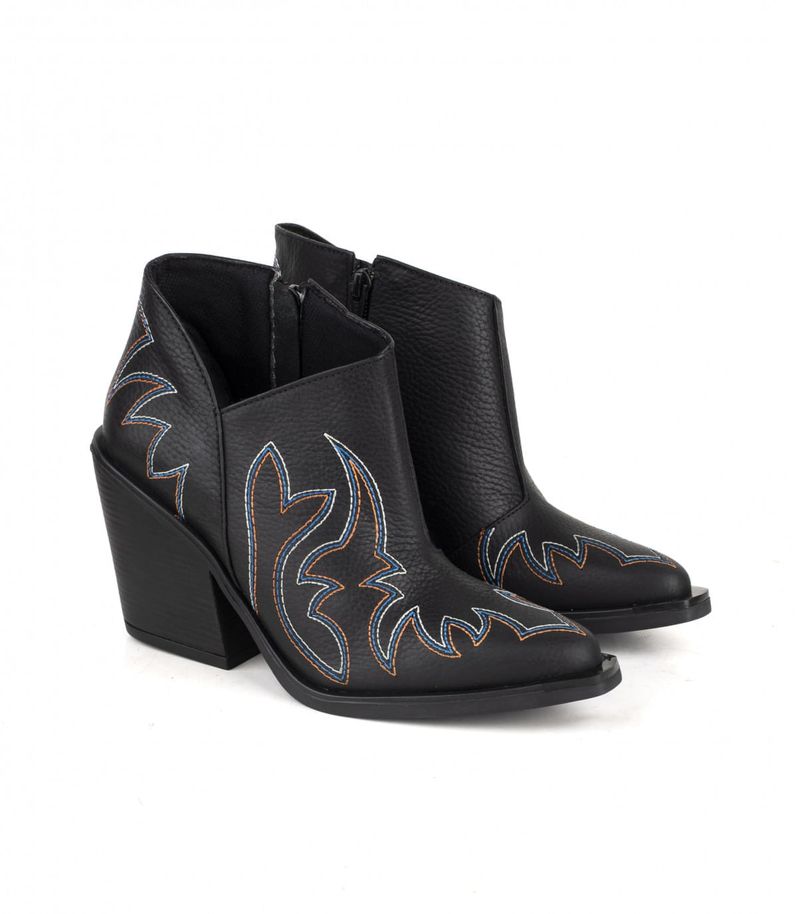Botas-texanas-bajas-de-cuero-negro-con-bordados.jpg