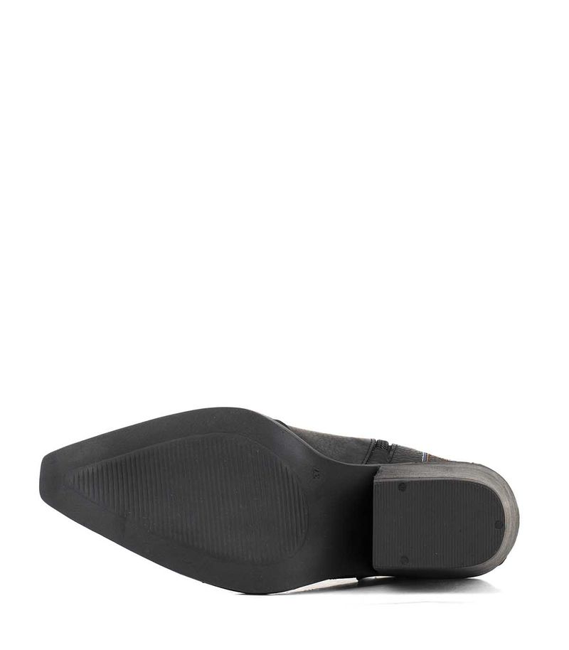 Botas-texanas-bajas-de-cuero-negro-con-bordados.jpg