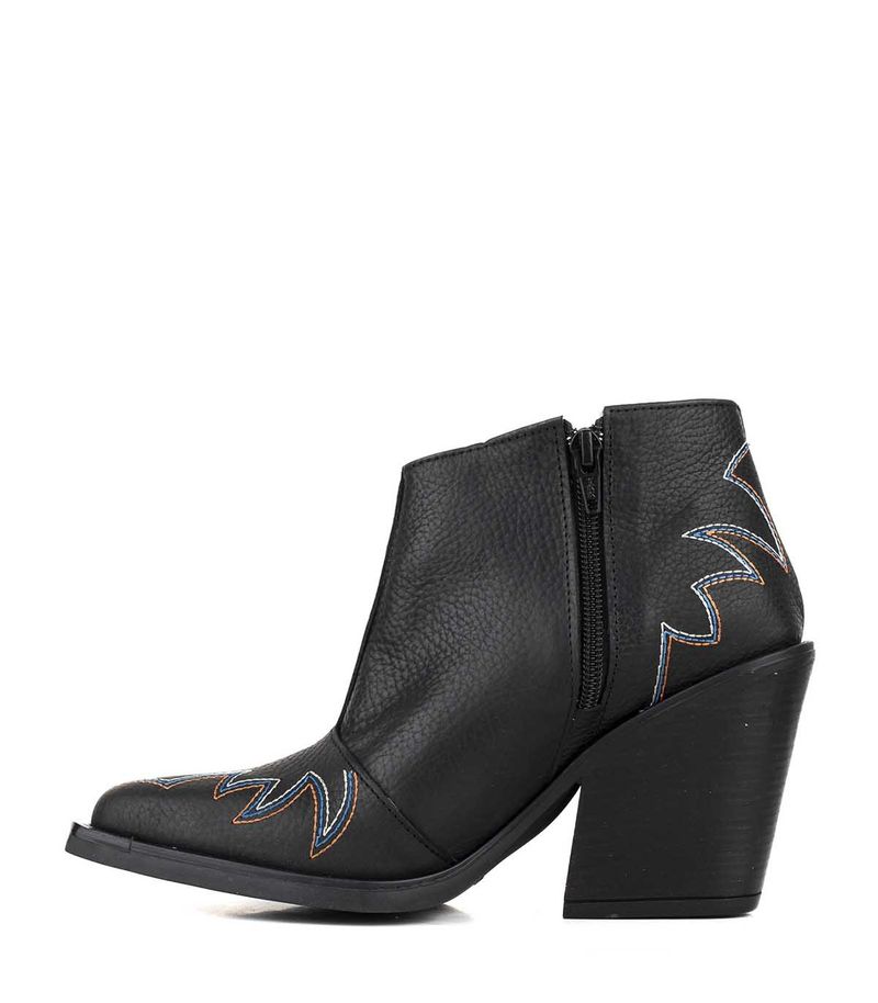 Botas-texanas-bajas-de-cuero-negro-con-bordados.jpg