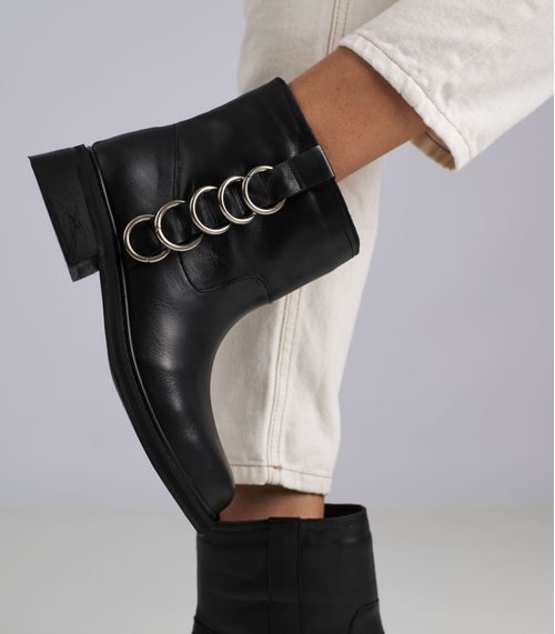 Bota baja de cuero negro con aros metálicos