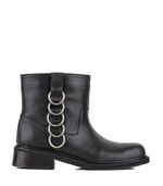 Bota-baja-de-cuero-negro-con-aros-metalicos.jpg