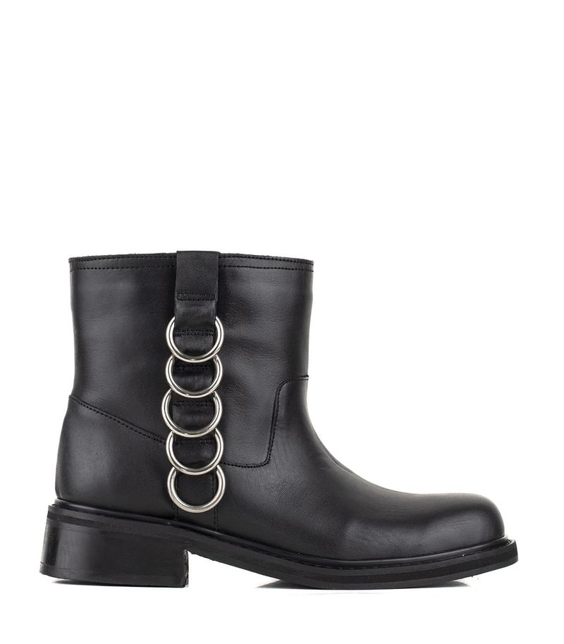 Bota-baja-de-cuero-negro-con-aros-metalicos.jpg
