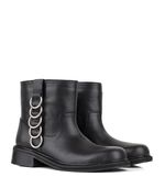 Bota-baja-de-cuero-negro-con-aros-metalicos.jpg