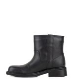 Bota-baja-de-cuero-negro-con-aros-metalicos.jpg