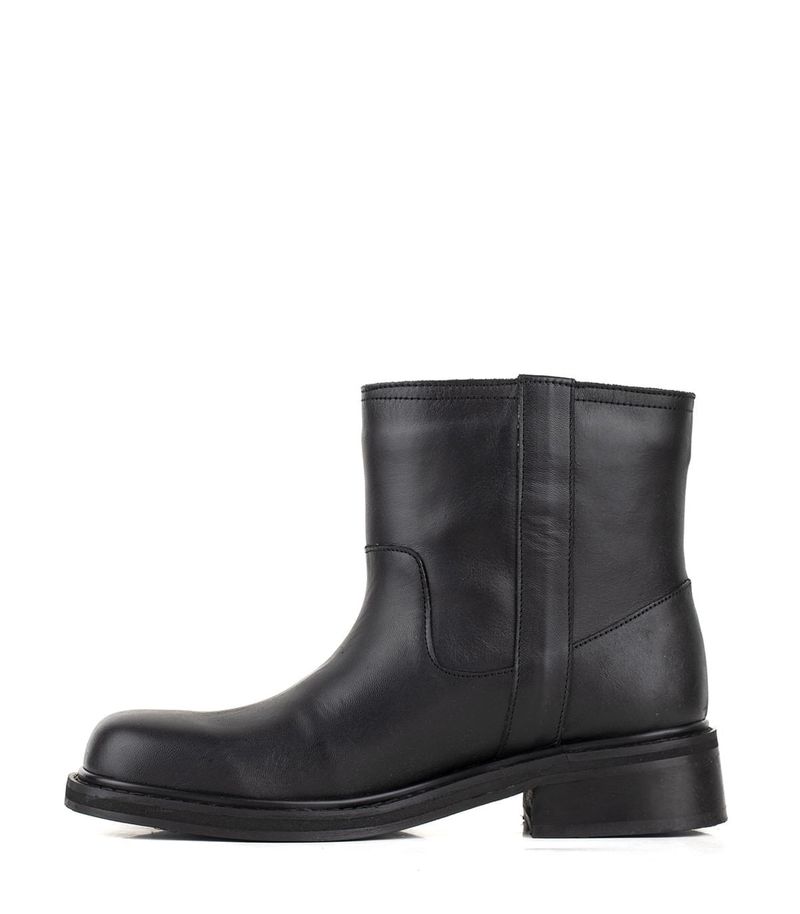 Bota-baja-de-cuero-negro-con-aros-metalicos.jpg