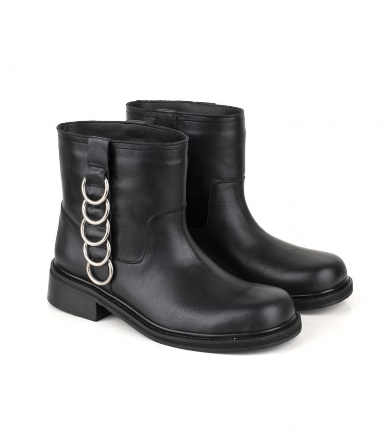 Bota-baja-de-cuero-negro-con-aros-metalicos.jpg