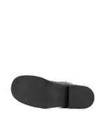 Bota-baja-de-cuero-negro-con-aros-metalicos.jpg