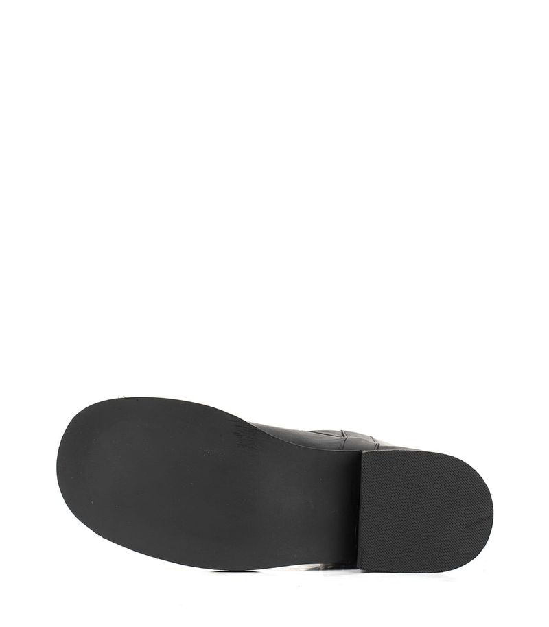 Bota-baja-de-cuero-negro-con-aros-metalicos.jpg