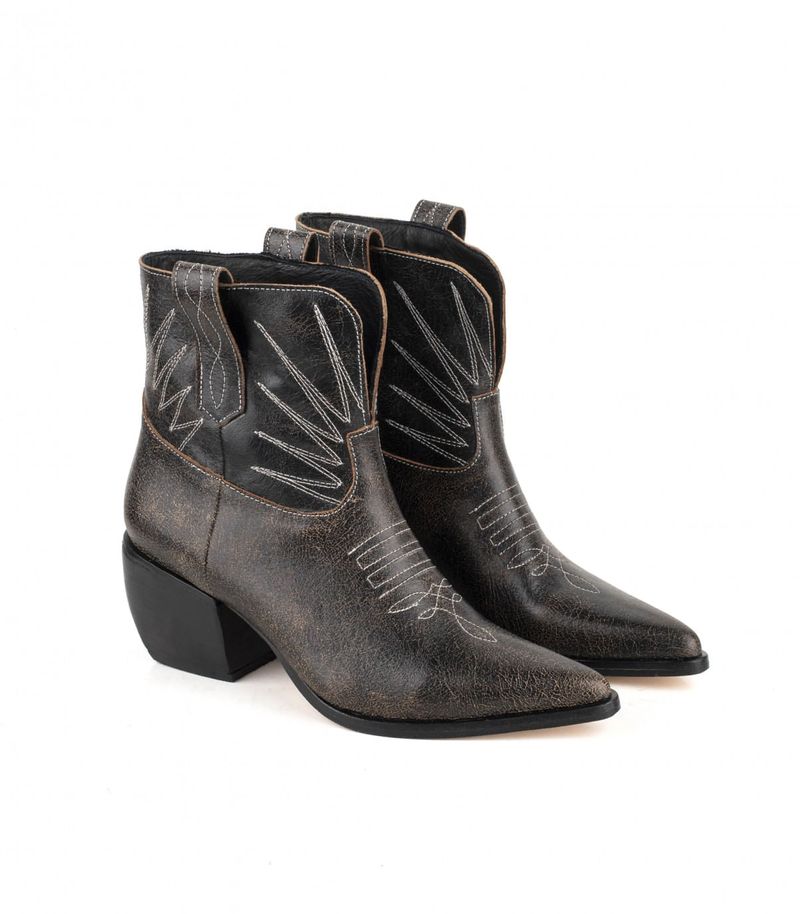Botas-cortas-texanas-de-cuero-negro-gastado.jpg