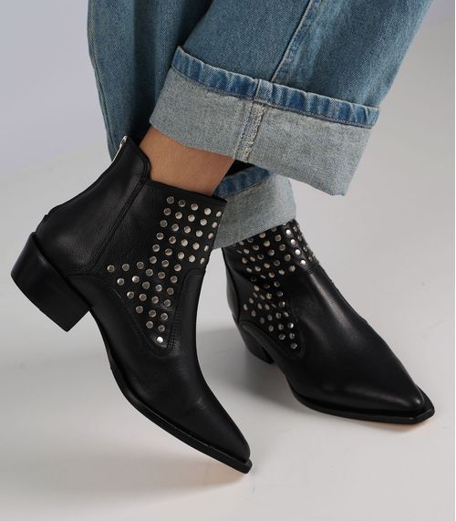 Botas texanas taco bajo en cuero negro con tachas